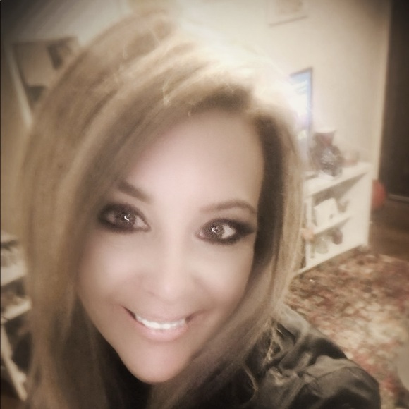 Meet your Posher, Amanda - Picture 2 of 3